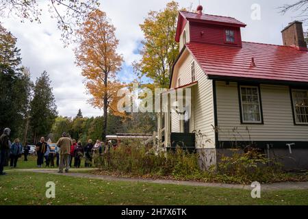 Door County, Wisconsin - 22 ottobre 2021: I gruppi del tour ascoltano un documentato che racconta informazioni storiche sul faro Bailey's Harbour Rear Range Foto Stock