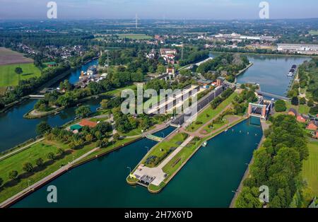 Waltrop, Renania settentrionale-Vestfalia, Germania - Waltrop, ascensore e parcheggio chiuso a chiave. Waltrop Lock Park è il nome dato alle quattro strutture di discesa presso Foto Stock