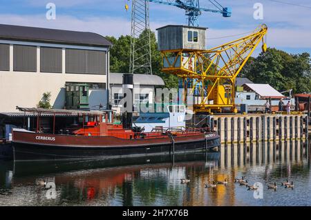 Waltrop, Renania settentrionale-Vestfalia, Germania - impianti di risalita e di chiusura Waltrop. Qui la nave di 100 anni 'Cerberus' alla banchina del porto in acqua di testa Foto Stock