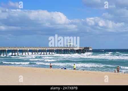 Tempesta e molo in inverno a Surfside Beach lungo l'Oceano Atlantico a Miami-Dade County, Florida, Stati Uniti / USA Foto Stock