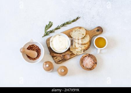 Toast fritto a base di pane fresco con salsa e olio d'oliva. Concetto di cucina artigianale alternativa. Vista dall'alto, spazio di copia Foto Stock