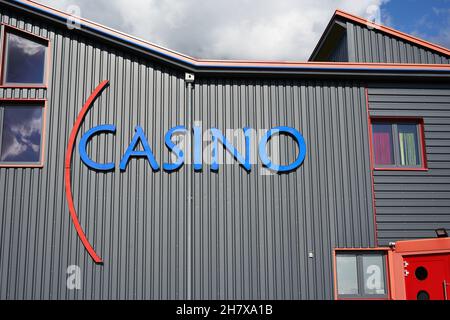 Donzdorf, Germania - 23 maggio 2021: Blu aristo casinò lettere su edificio grigio con molte finestre sulla facciata. Vista frontale. Vista ad angolo basso. Foto Stock