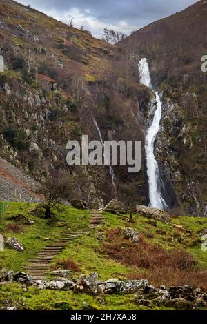 Passi che conducono alle Cascate Aber nel Parco Nazionale di Snowdonia, Galles del Nord Foto Stock
