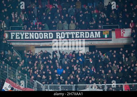 Praga, Repubblica Ceca. 25 Nov 2021. PRAGA, CZECHIA - NOVEMBRE 25: Feyenoord sostenitori durante la UEFA Conference League Group Stage match tra SK Slavia Praha e Feyenoord al Sinobo Stadium il 25 Novembre 2021 a Praga, Czechia (Foto di Yannick Verhoeven/Orange Pictures) Credit: Orange Pics BV/Alamy Live News Foto Stock