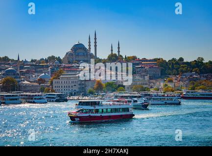 ISTANBUL, TURCHIA. SETTEMBRE 26, 2021. Ponte sul Bosforo. Vista panoramica sul giorno dell'argine Foto Stock