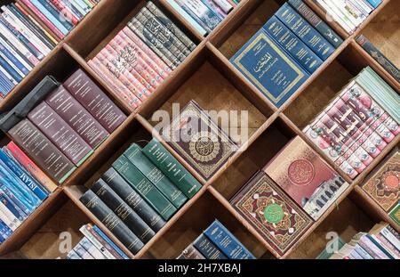 Libreria con libri religiosi sull'Islam in diverse lingue. Foto Stock