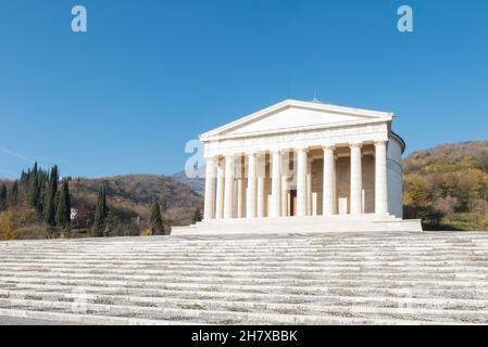 Possagno, Italia - Vista del Tempio di Canova in stile neoclassico, completato nel 1830 su progetto del famoso artista e scultore Antonio Canova Foto Stock