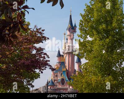 Parigi, Francia; Settembre 2019: Castello Disney tra gli alberi nel parco Foto Stock