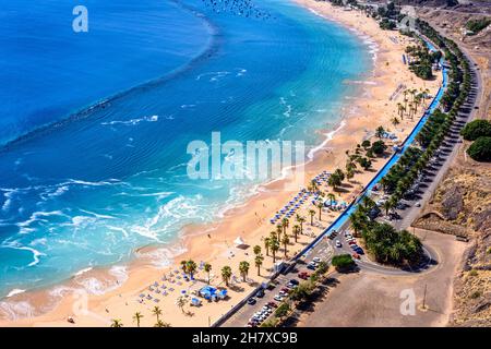 SANTA CRUZ DE TENERIFE, SPAGNA - 4 NOVEMBRE 2021: Vista aerea di Playa de Las Teresitas Foto Stock