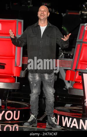 Milano, Italia. 25 Nov 2021. Milano - Conferenza stampa 'The Voice Senior' TV broadcast RAI 1 nella foto Clementino Credit: Independent Photo Agency/Alamy Live News Foto Stock