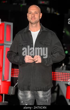 Milano, Italia. 25 Nov 2021. Milano - Conferenza stampa 'The Voice Senior' TV broadcast RAI 1 nella foto Clementino Credit: Independent Photo Agency/Alamy Live News Foto Stock