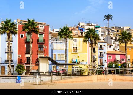 joyosa - Case colorate tra palme a Costa Blanca, Spagna Foto Stock