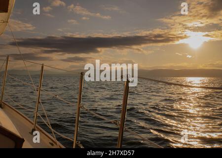 Tramonto sulle montagne Adirondack a NY da una barca a vela sul lago Champlain, Vermont Foto Stock