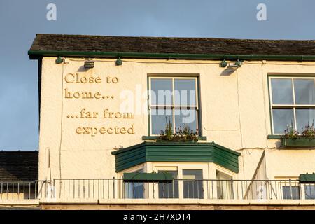 Ambleside Salutation Health Club and Spa, "vicino a casa...lontano dalle attese" parole sulla parete esterna dell'hotel, Lake District, Cumbria, Regno Unito Foto Stock