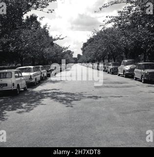 1960s, storico, auto dell'epoca parcheggiate dal lato di una strada tre-line a Knightsbridge da Hyde Park, Londra, Inghilterra, Regno Unito. Foto Stock