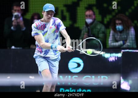 Torino, Italia. 25 Nov 2021. Jannik Sinner d'Italia in azione durante la sessione di allenamento alla vigilia della partita di Coppa Davis tra USA e Italia a Pala Alpitour il 25 novembre 2021 a Torino. Credit: Marco Canoniero/Alamy Live News Foto Stock