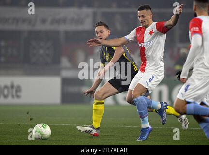 Praga, Repubblica Ceca. 25 Nov 2021. Da sinistra Jens Toornstra di Feyenoord e Tomas buchi di Slavia in azione durante la Football Conference League 5 ° turno gruppo e partita: Slavia Praga vs Feyenoord Rotterdam a Praga, Repubblica Ceca, 25 novembre 2021. Credit: Michal Kamaryt/CTK Photo/Alamy Live News Foto Stock