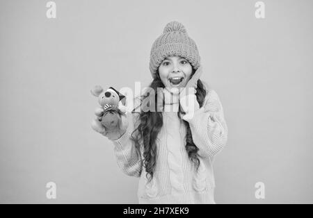 Ragazza sincero emotivo bambino tenere ratto o mouse giocattolo. Vieni a giocare con me. Buona infanzia. Anno simbolo del ratto. Peluche giocattolo. Bambino giocare piccolo giocattolo carino. Acquista Foto Stock