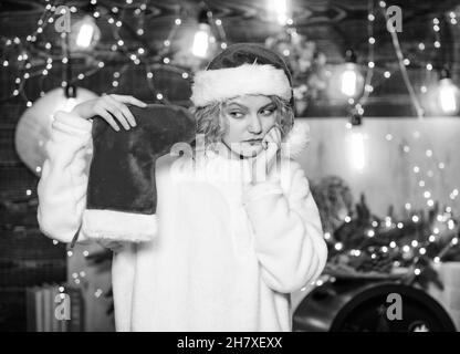 Idee per stuffers di stoccaggio. Buoni regalo caramelle abbonamenti biglietti. Donna tenere rosso calza. Festa di capodanno. Acquista o unisci il tuo Natale Foto Stock