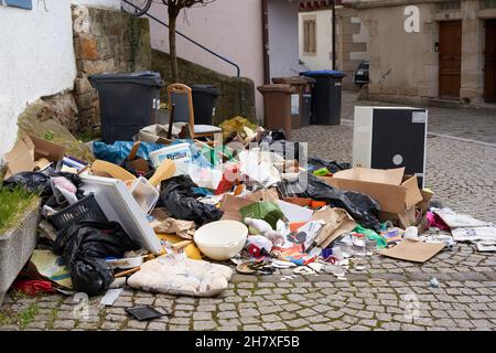 Nurtingen, Germania - 20 marzo 2021: Mucchi di spazzatura per le strade. Vecchi elettrodomestici e imballaggi, nonché rifiuti e alimenti. Foto Stock