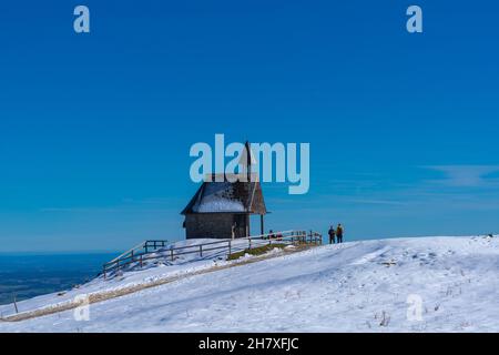 Cappella commemorativa sul sentiero escursionistico a Kampenwand circa 1500m s.l.m. paesaggio di neve in ottobre, Aschau, Alpi Chiemgauer, alta Baviera, Germania meridionale Foto Stock