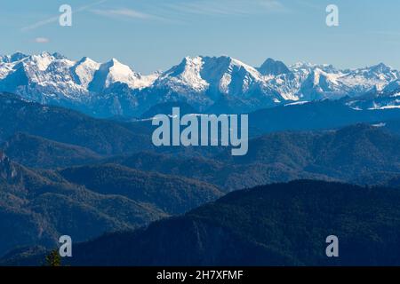 Vista fantastica dal sentiero panoramico sull'altopiano di Kampenwand a circa 1500m s.l.m., Aschau, Chiemgau, Alpi bavaresi, Baviera, Germania meridionale Foto Stock