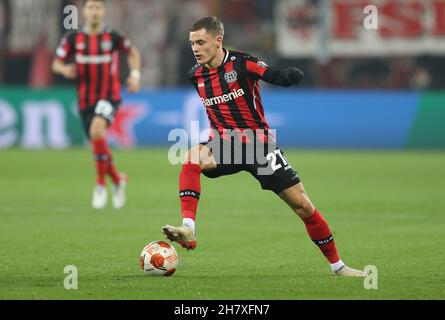 Leverkusen, Germania. 25 novembre 2021. Primo: 25.11.2021, Fuvuball, UEFA Europa League, campionato, EL season 2021/2022, Group stage, Bayer Leverkusen - Celtic FC Glasgow Florian Wirtz, Individual action Credit: dpa/Alamy Live News Foto Stock