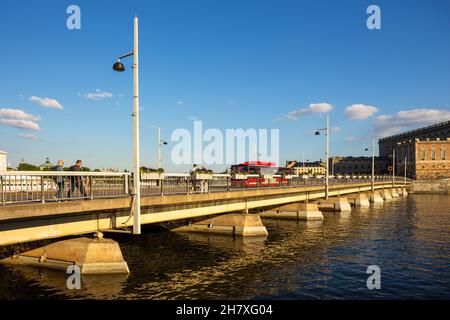 Stoccolma, Svezia - 25 giugno 2016: Vista sul Palazzo reale e sul ponte nel centro di Stoccolma. Foto Stock