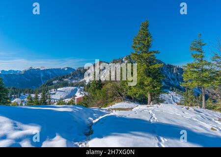 Vista fantastica dal sentiero panoramico sull'altopiano di Kampenwand a circa 1500m s.l.m., Aschau, Chiemgau, Alpi bavaresi, Baviera, Germania meridionale Foto Stock