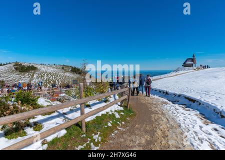 Memorial cappella sul sentiero escursionistico a Kampenwand circa 1500m s.l.m., paesaggio innevato nel mese di ottobre, Aschau, Chiemgau, Bayern, Deutschland Foto Stock