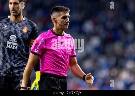 BARCELLONA - Oct 26: L'arbitro Miguel Angel Ortiz Arias in azione durante la partita la Liga tra RCD Espanyol e Athletic Club de Bilbao al RC Foto Stock