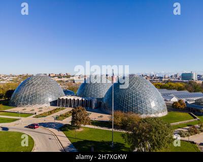 Vista aerea del giardino botanico Mitchell Park Domes; Milwaukee, Wisconsin, USA. Foto Stock