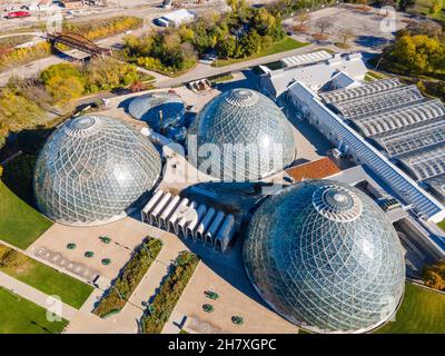 Vista aerea del giardino botanico Mitchell Park Domes; Milwaukee, Wisconsin, USA. Foto Stock