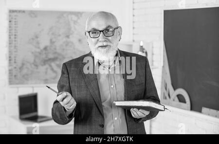 Insegnante di vecchia generazione di scuola. Docente esperto. Insegnante maturo godere di insegnamento. Condivisione delle conoscenze. Ottenere le certificazioni per programmi particolari Foto Stock