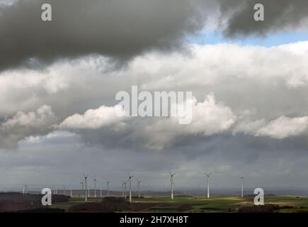 Cielo nuvoloso sopra le turbine eoliche all'altopiano vicino a Brilon in Sauerland tedesca Foto Stock