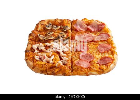 Deliziosa pizza italiana a forma quadrata con prosciutto, salsicce, pollo e funghi isolati su sfondo bianco. Vista laterale. Foto Stock