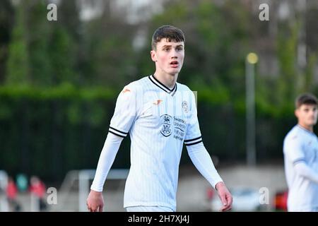 Swansea, Regno Unito. 25 novembre 2021. Joel Cotterill di Swansea City al di sotto dei 23 anni durante la partita della Premier League Cup tra Swansea City al di sotto dei 23 anni e Wolverhampton Wanderers al di sotto dei 23 anni presso la Swansea City Academy a Swansea, Regno Unito, il 25 novembre 2021. Credit: Duncan Thomas/Majestic Media. Credit: Majestic Media Ltd/Alamy Live News Foto Stock