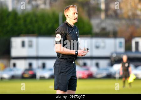 Swansea, Regno Unito. 25 novembre 2021. Partita Referee James Bell durante la partita della Premier League Cup tra Swansea City Under 23 e Wolverhampton Wanderers Under 23 presso la Swansea City Academy di Swansea, Regno Unito, il 25 novembre 2021. Credit: Duncan Thomas/Majestic Media. Credit: Majestic Media Ltd/Alamy Live News Foto Stock