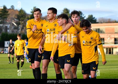 Swansea, Regno Unito. 25 novembre 2021. I giocatori di Wolves festeggiano il loro secondo obiettivo durante la partita della Premier League Cup tra Swansea City Under 23 e Wolverhampton Wanderers Under 23 presso la Swansea City Academy di Swansea, Regno Unito, il 25 novembre 2021. Credit: Duncan Thomas/Majestic Media. Credit: Majestic Media Ltd/Alamy Live News Foto Stock