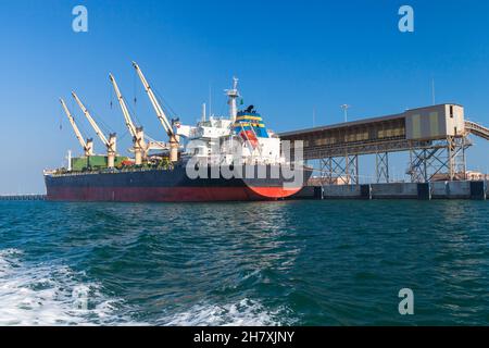 Portarinfuse, la nave da carico sta caricando in porto. Arabia Saudita Foto Stock