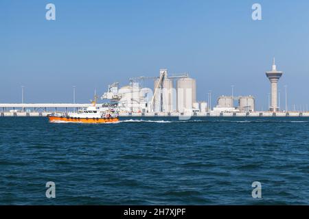 La barca pilota è sulla strada. Il porto di RAS al Khair è sullo sfondo, Arabia Saudita Foto Stock