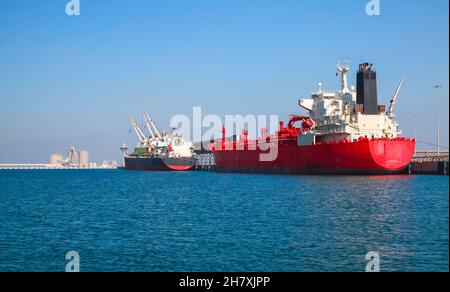 La nave cisterna rossa sta caricando nel porto dell'Arabia Saudita, vista di poppa Foto Stock