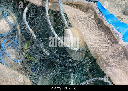 Nel porto di pesca di Kolobrzeg , in Polonia, è possibile impilare semplicemente attrezzature per la pesca industriale. Foto Stock