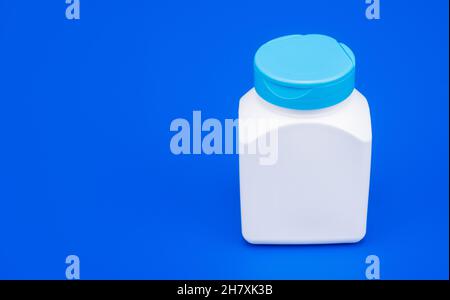 integratore alimentare. prodotto vitaminico di presentazione. vaso per pillole bianco senza marchio. Foto Stock