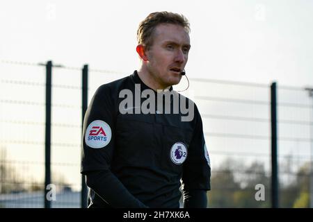 Swansea, Regno Unito. 25 novembre 2021. Assistente Referee Samuel Fudge durante la partita della Premier League Cup tra Swansea City Under 23 e Wolverhampton Wanderers Under 23 presso la Swansea City Academy di Swansea, Regno Unito, il 25 novembre 2021. Credit: Duncan Thomas/Majestic Media. Credit: Majestic Media Ltd/Alamy Live News Foto Stock