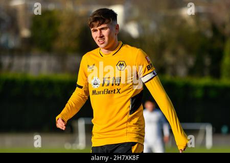 Swansea, Regno Unito. 25 novembre 2021. Luke Cundle di Wolverhampton Wanderers sotto i 23 anni durante la partita della Premier League Cup tra Swansea City sotto i 23 anni e Wolverhampton Wanderers sotto i 23 anni alla Swansea City Academy di Swansea, Regno Unito, il 25 novembre 2021. Credit: Duncan Thomas/Majestic Media. Credit: Majestic Media Ltd/Alamy Live News Foto Stock