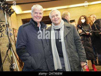 Amburgo, Germania. 25 Nov 2021. John Neumeier (r), direttore del balletto e coreografo capo del balletto di Amburgo, direttore del balletto dell'Opera di Stato di Amburgo, e suo marito Hermann Reichenspurner, partecipano alla prima di Varieté al Teatro Hansa. La nuova stagione di Varieté all'Hansa-Theater inizia questa sera. Credit: Marcus Brandt/dpa/Alamy Live News Foto Stock