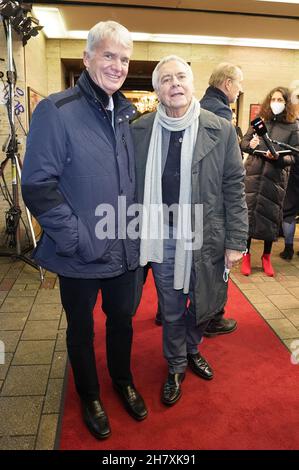Amburgo, Germania. 25 Nov 2021. John Neumeier (r), direttore del balletto e coreografo capo del balletto di Amburgo, direttore del balletto dell'Opera di Stato di Amburgo, e suo marito Hermann Reichenspurner, partecipano alla prima di Varieté al Teatro Hansa. La nuova stagione di Varieté all'Hansa-Theater inizia questa sera. Credit: Marcus Brandt/dpa/Alamy Live News Foto Stock
