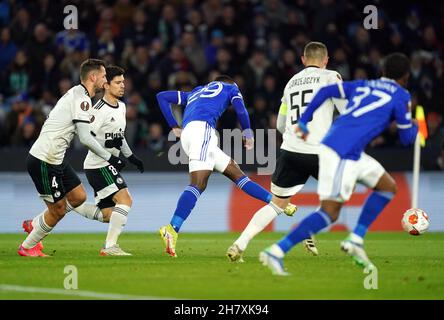 Patson Daka (centro) di Leicester City segna il primo goal del gioco durante la partita della UEFA Europa League, Gruppo C al King Power Stadium di Leicester. Data immagine: Giovedì 25 novembre 2021. Foto Stock