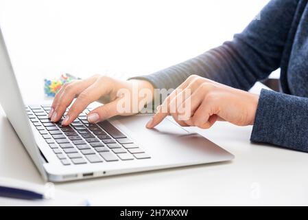 Donna che usa il laptop, concetto di shopping online, primo piano Foto Stock